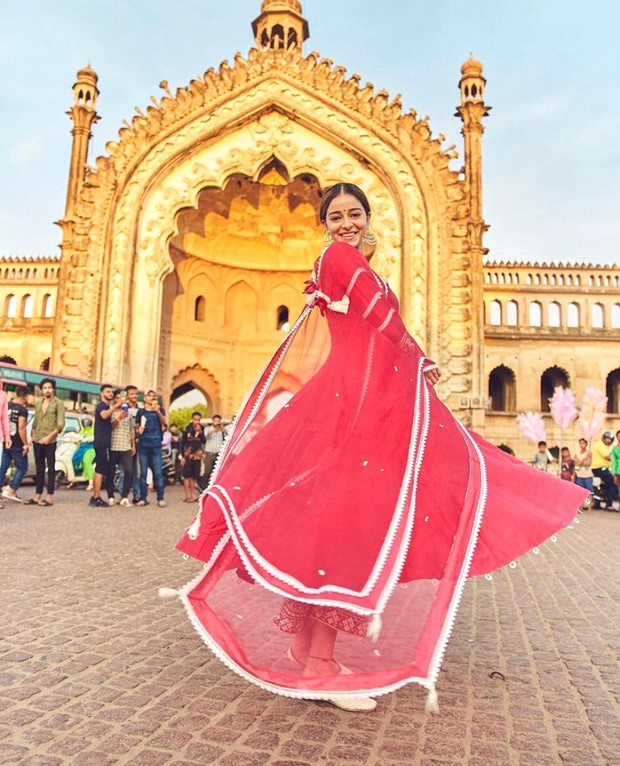 Ananya Panday twirls in front of Rumi Darwaza donning fuschia pink attire; promotes Liger in Lucknow Ananya Panday twirls in front of Rumi Darwaza donning fuschia pink attire; promotes Liger in Lucknow