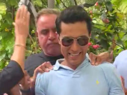 Friends and family cheers as Randeep Hooda cuts his birthday cake