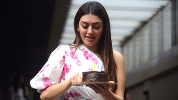 Hansika Motwani celebrates her birthday by cutting cake with paps