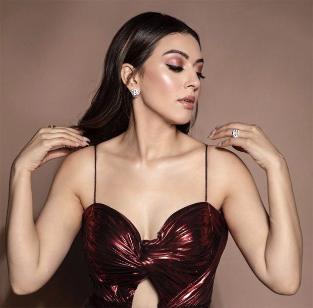 Hansika Without Dres - Hansika Motwani is a smoke show in red metallic gown as she attends 67th  Wolf777news Filmfare Awards 67 : Bollywood News - Bollywood Hungama