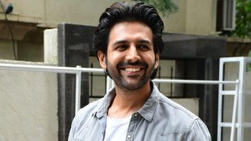 Kartik Aaryan flashes his cute smile at the paps