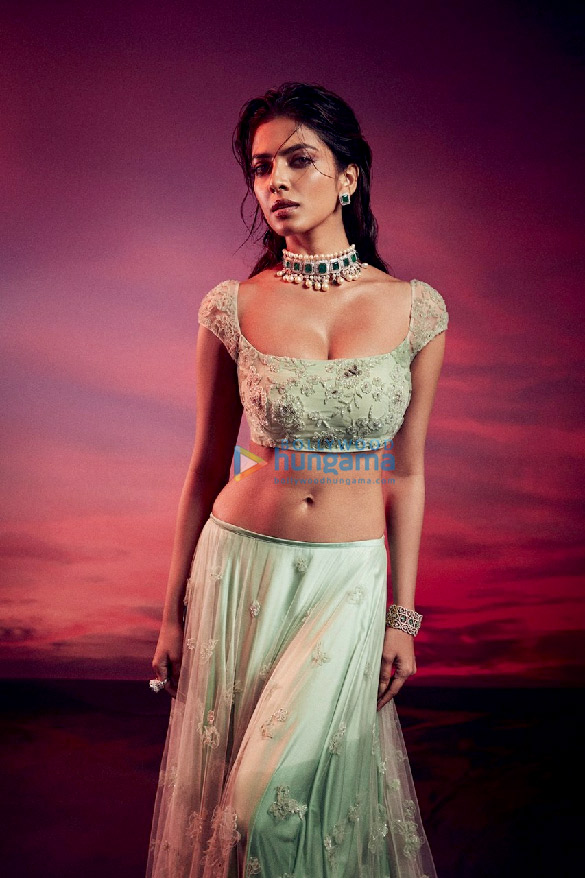 malavika mohanan 5 7