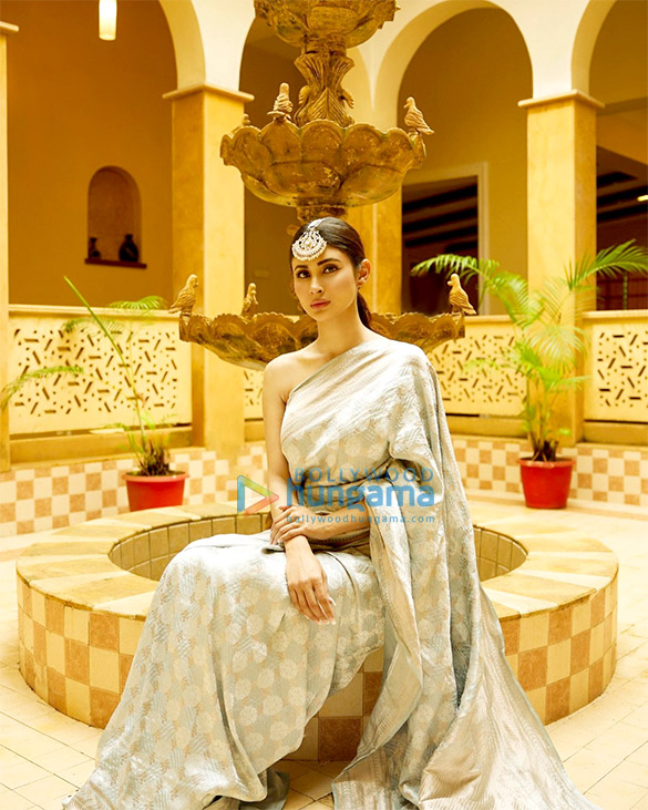 mouni roy 3 124