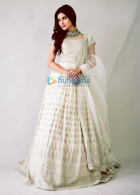 mouni roy 5 54
