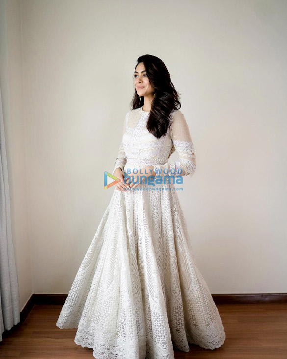 mrunal thakur 8 6