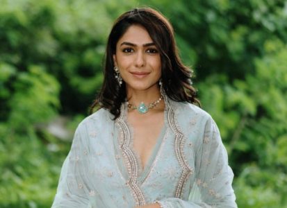 413px x 300px - Mrunal Thakur receives handwritten letter from a fan after her grand Telugu  debut with Sita Ramam: 'I am overwhelmed and gushing with a smile' :  Bollywood News - Bollywood Hungama