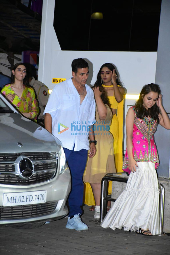 photos akshay kumar and the raksha bandhan team snapped at kalina airport 2