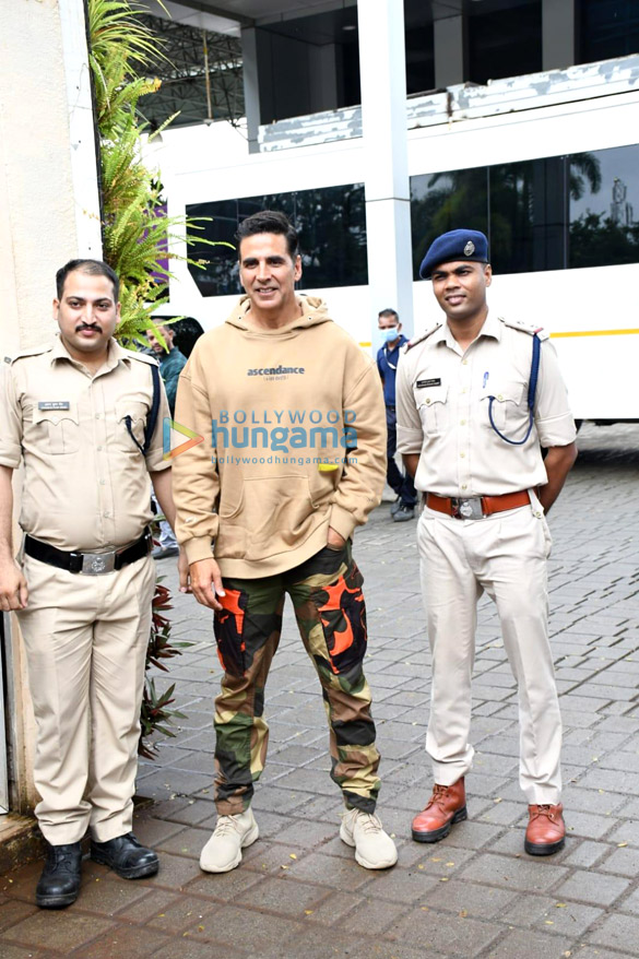 photos akshay kumar snapped at kalina airport 3 2