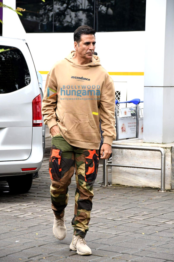 photos akshay kumar snapped at kalina airport 4 2