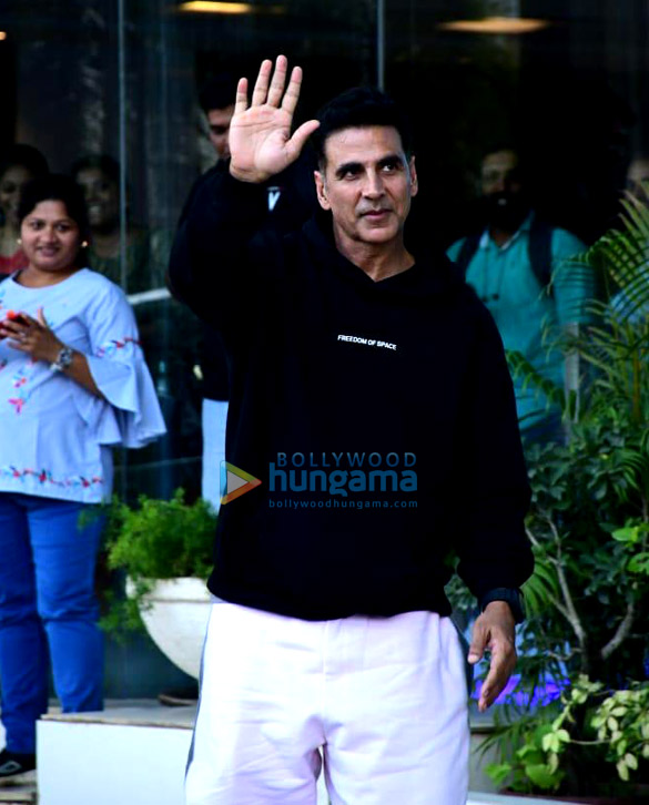 Photos: Akshay Kumar snapped in Andheri Photos: Akshay Kumar snapped in Andheri