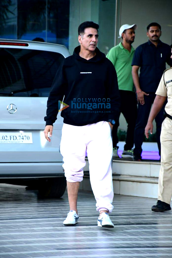 photos akshay kumar snapped in andheri 4