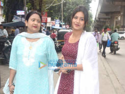 Photos: Anjali Arora snapped with her mom at a Gurudwara
