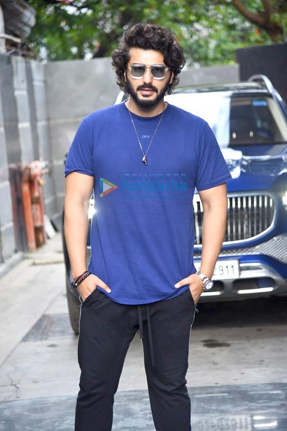 photos arjun kapoor snapped in juhu 4 4
