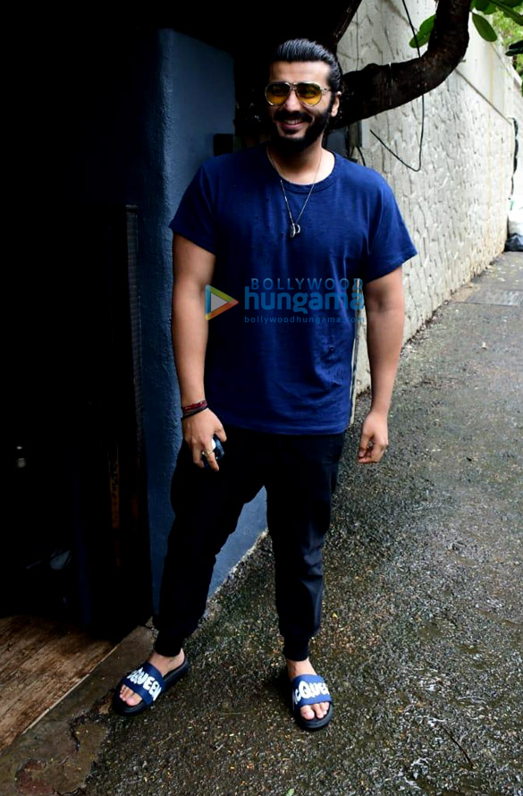 Photos: Arjun Kapoor spotted at a salon in Khar Photos: Arjun Kapoor spotted at a salon in Khar