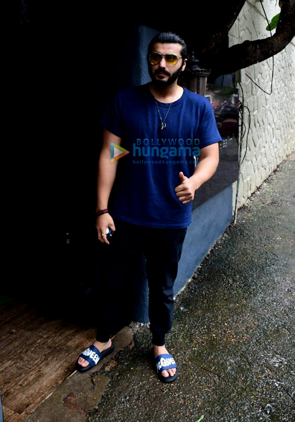 photos arjun kapoor spotted at a salon in khar 4