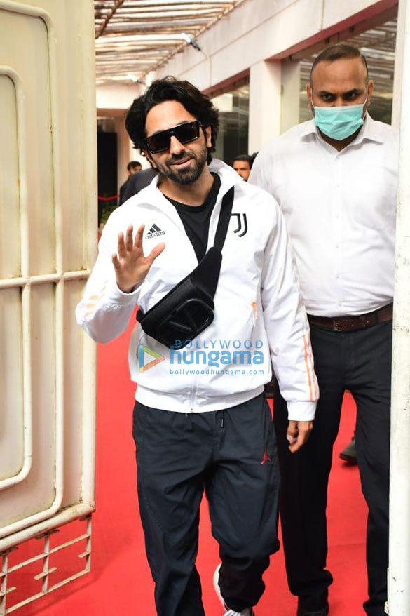 photos ayushmann khurrana snapped in juhu 4