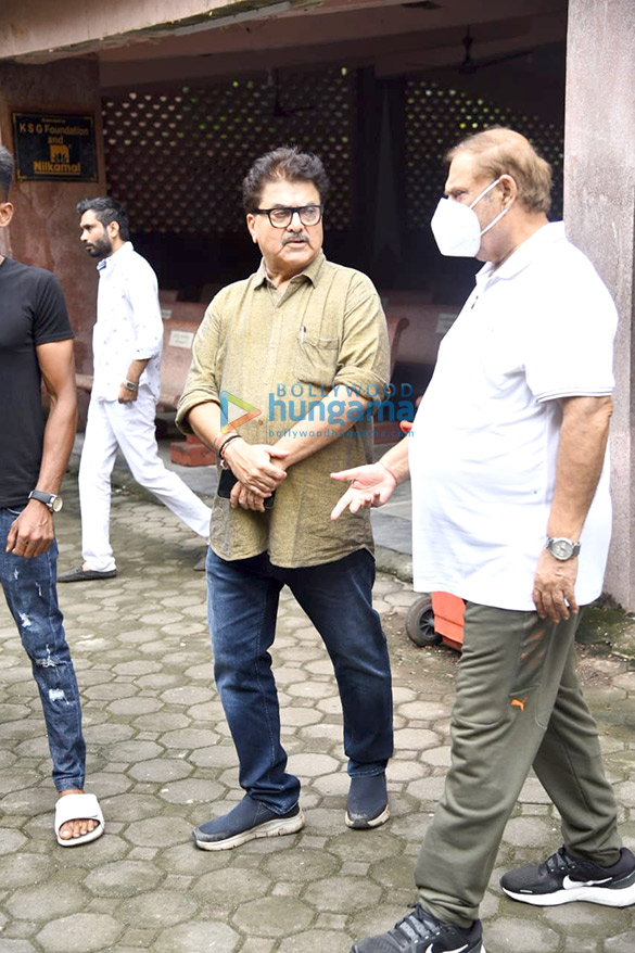 photos celebs attend the funeral of filmmaker saawan kumar tak 4