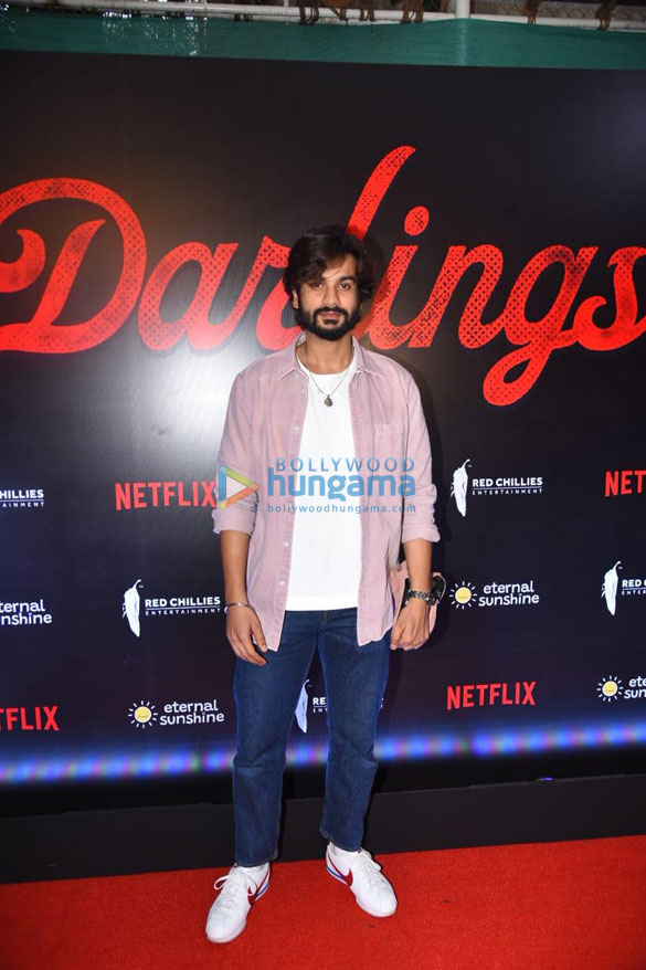 photos celebs grace the premiere of darlings 44 2