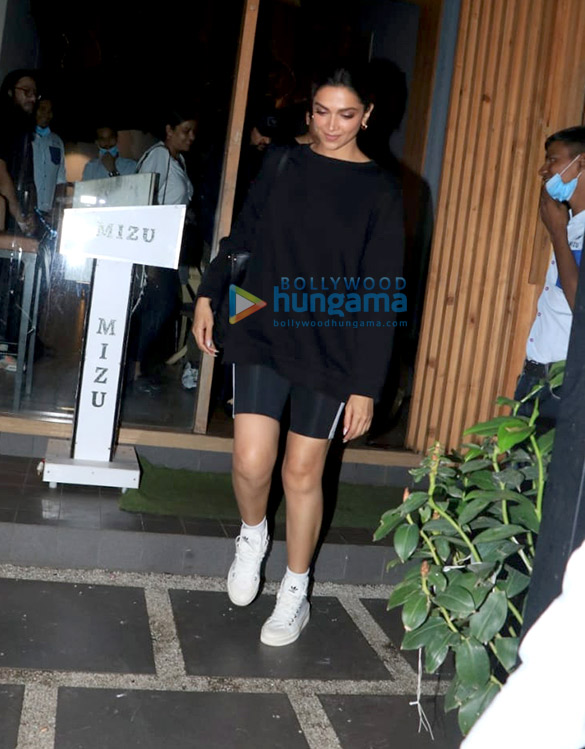 Photos: Deepika Padukone and Anisha Padukone snapped at Mizu in Bandra Photos: Deepika Padukone and Anisha Padukone snapped at Mizu in Bandra