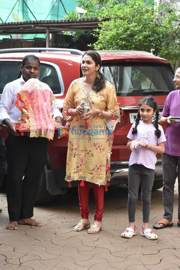 photos isha koppikar welcomes lord ganesha at her residence in bandra 2