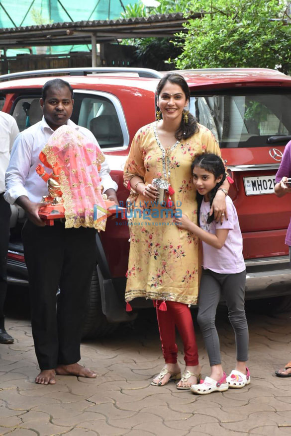 photos isha koppikar welcomes lord ganesha at her residence in bandra 6