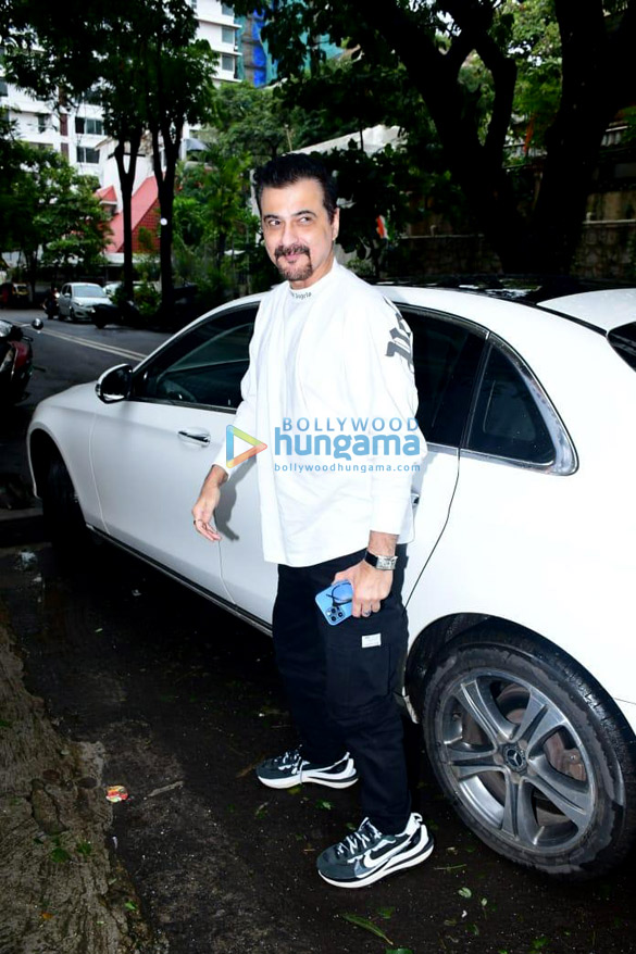 photos janhvi kapoor shanaya kapoor malaika arora and sanjay kapoor snapped at arjun kapoors residence in juhu 4