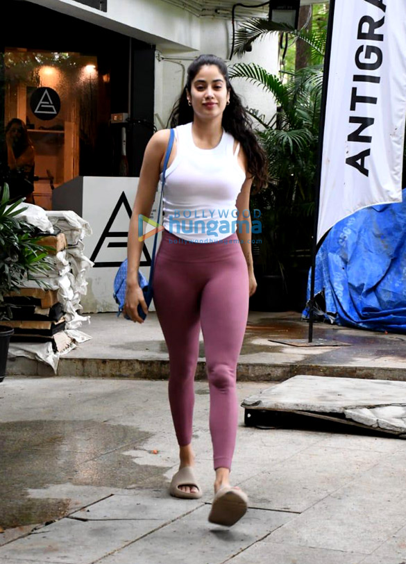 photos janhvi kapoor and khushi kapoor spotted at the gym in bandra 5