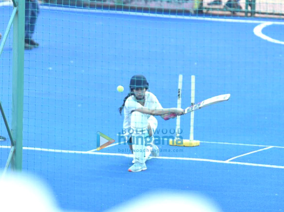 photos janhvi kapoor snapped during cricket training for mr and mrs mahi in juhu 1