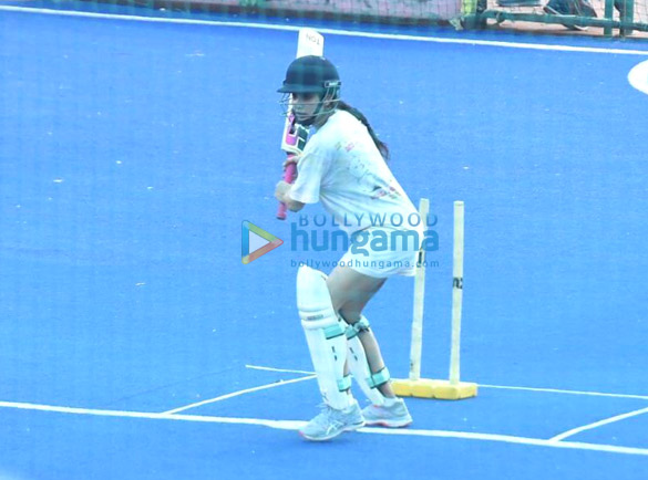photos janhvi kapoor snapped during cricket training for mr and mrs mahi in juhu 5