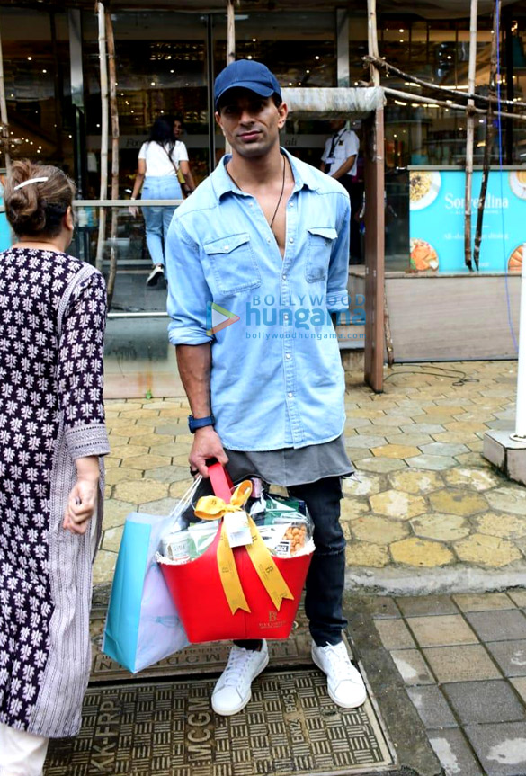 photos karan singh grover snapped at foodhall in santacruz 2
