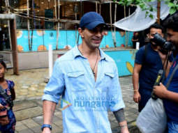 Photos: Karan Singh Grover snapped at Foodhall in Santacruz
