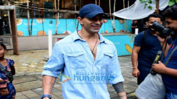 Photos: Karan Singh Grover snapped at Foodhall in Santacruz