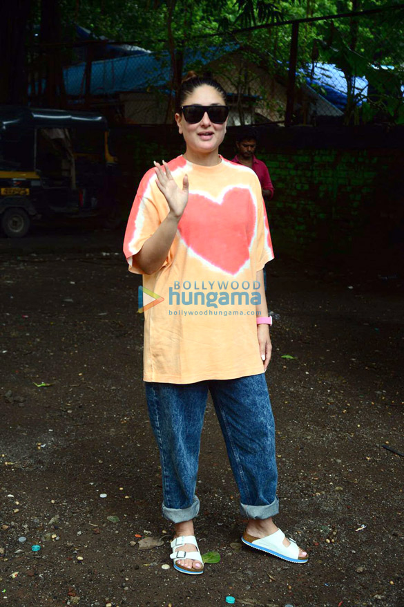 Photos: Kareena Kapoor Khan spotted at Mehboob Studio in Bandra Photos: Kareena Kapoor Khan spotted at Mehboob Studio in Bandra
