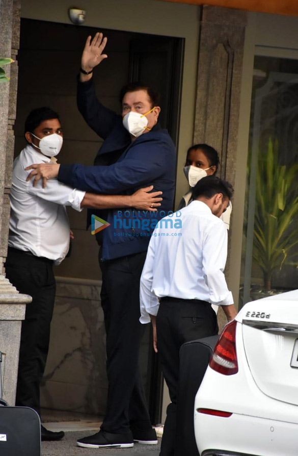 photos kareena kapoor and karishma kapoor snapped at randhir kapoors house in bandra 2
