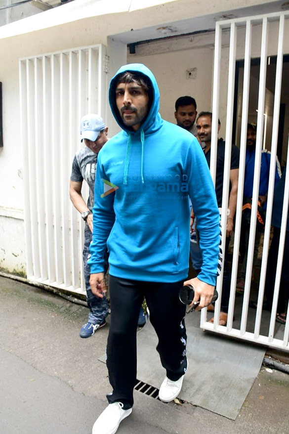 Photos: Kartik Aaryan, Saiee Manjrekar and Karan Kundrra snapped in Juhu Photos: Kartik Aaryan, Saiee Manjrekar and Karan Kundrra snapped in Juhu