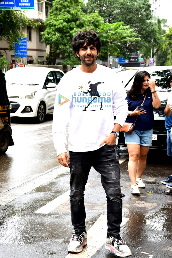 Photos: Kartik Aaryan snapped at Dee Studios in Khar Photos: Kartik Aaryan snapped at Dee Studios in Khar
