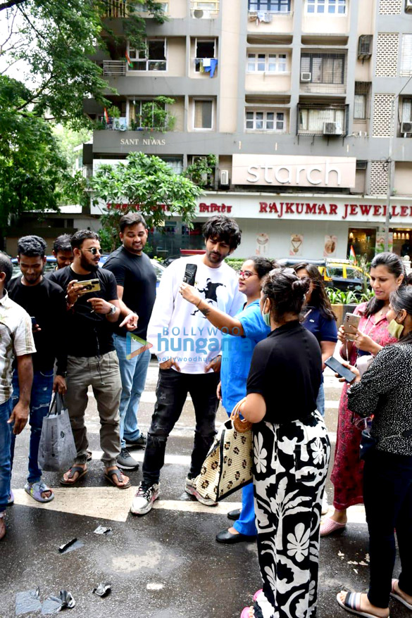 photos kartik aaryan snapped at dee studios in khar 5