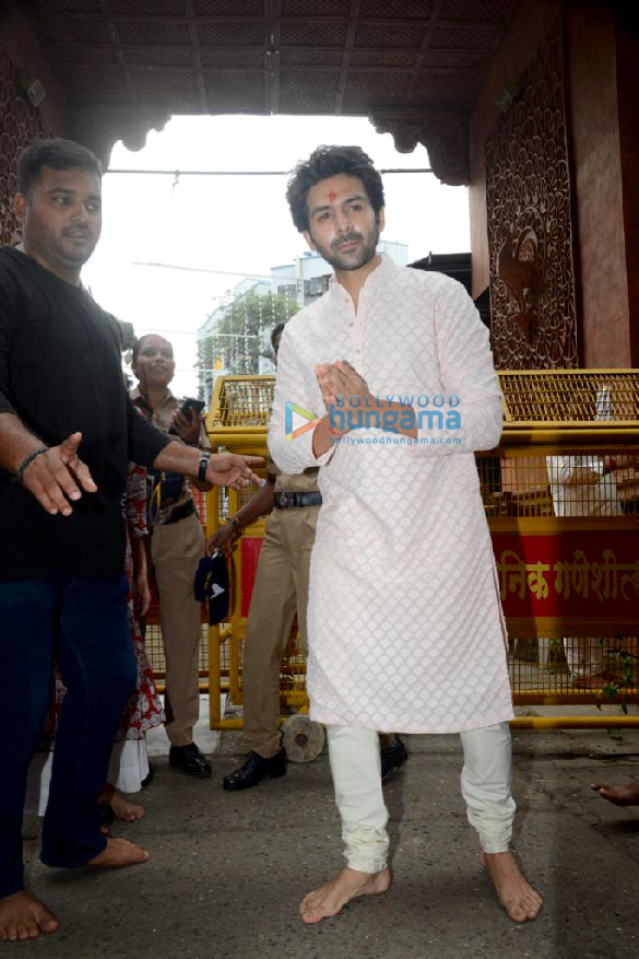 photos kartik aaryan snapped at lalbaugcha rajas darshan 2