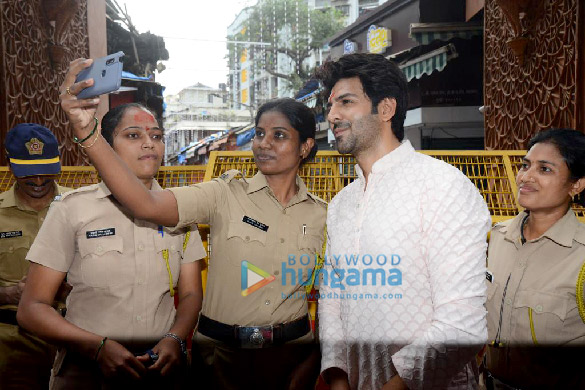 photos kartik aaryan snapped at lalbaugcha rajas darshan 5