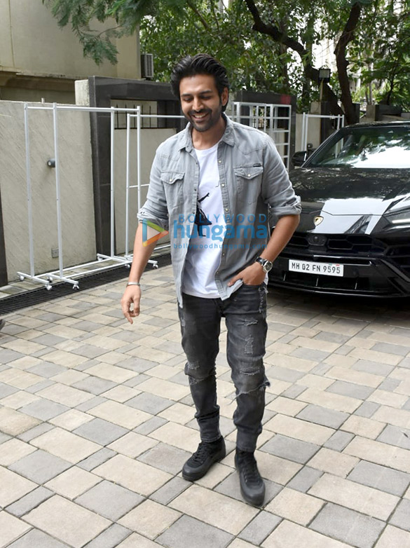 photos kartik aaryan snapped at the t series office in andheri 1 2
