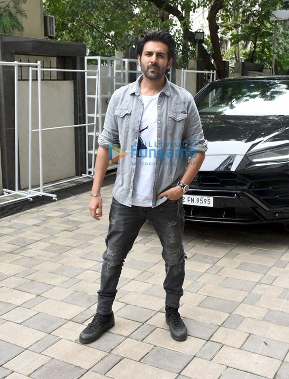 photos kartik aaryan snapped at the t series office in andheri 4 2