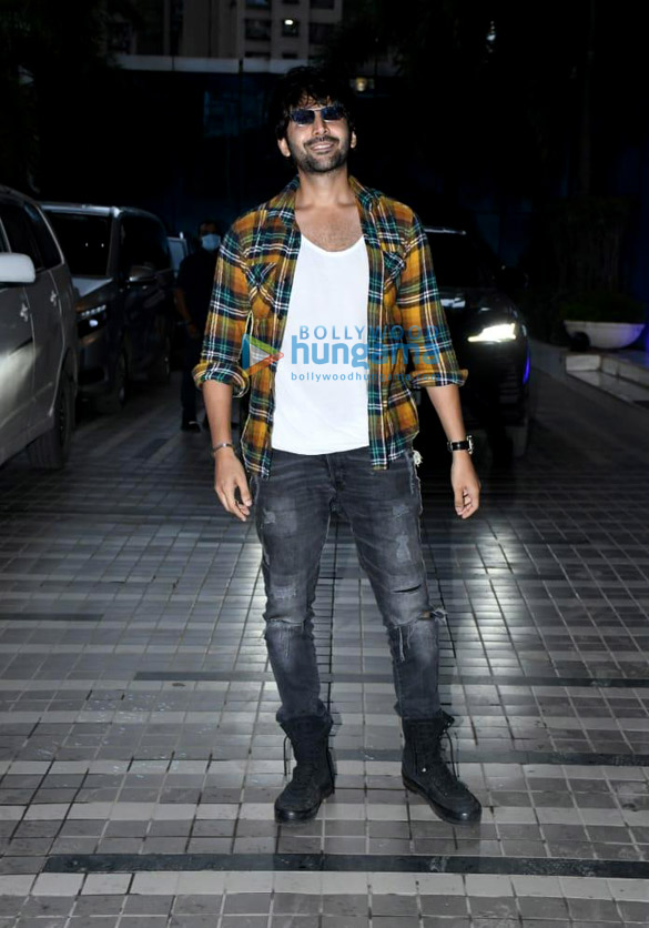 photos kartik aaryan snapped in andheri 1 16