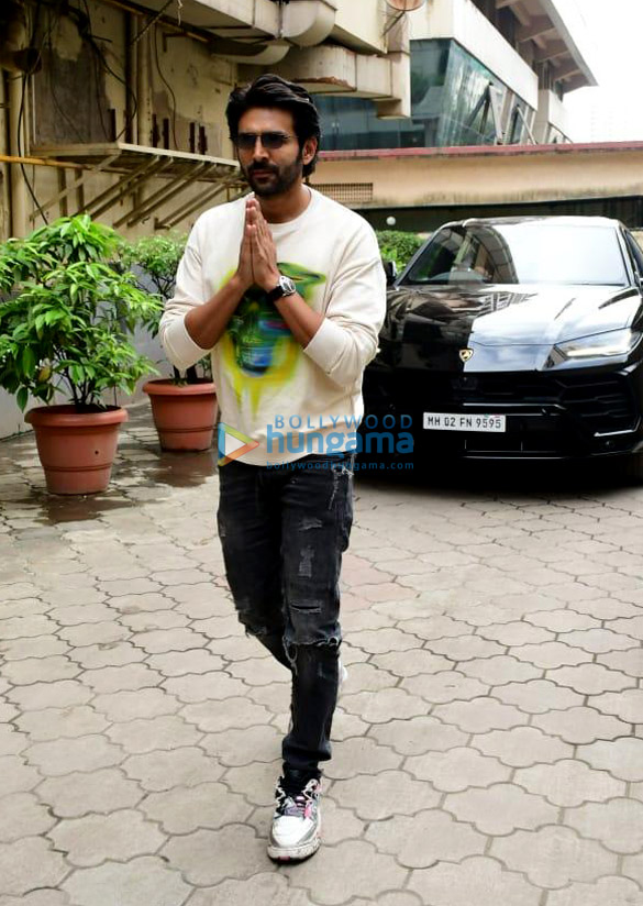 photos kartik aaryan snapped in andheri 2 15