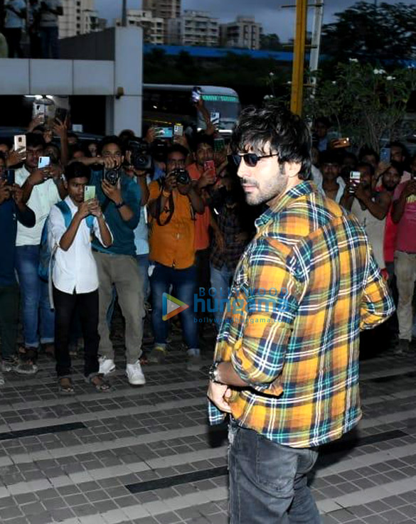 photos kartik aaryan snapped in andheri 4 16