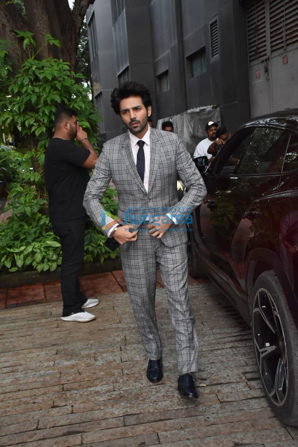 photos kartik aaryan snapped in khar 1