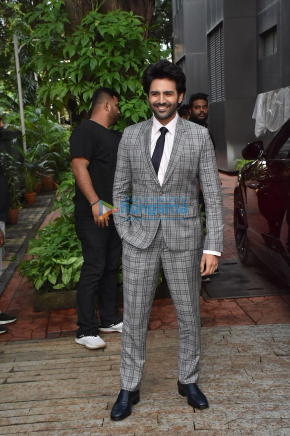 photos kartik aaryan snapped in khar 3