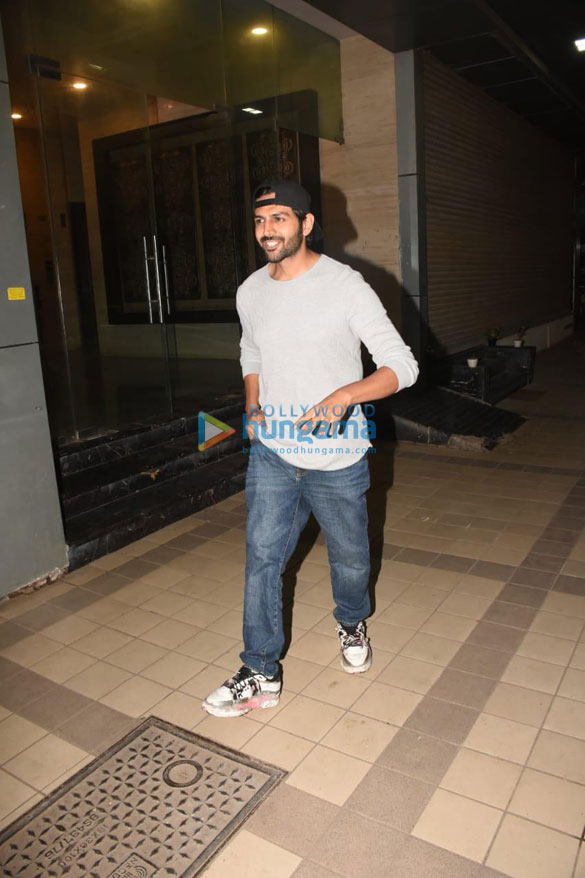 photos kartik aaryan snapped in mumbai 1
