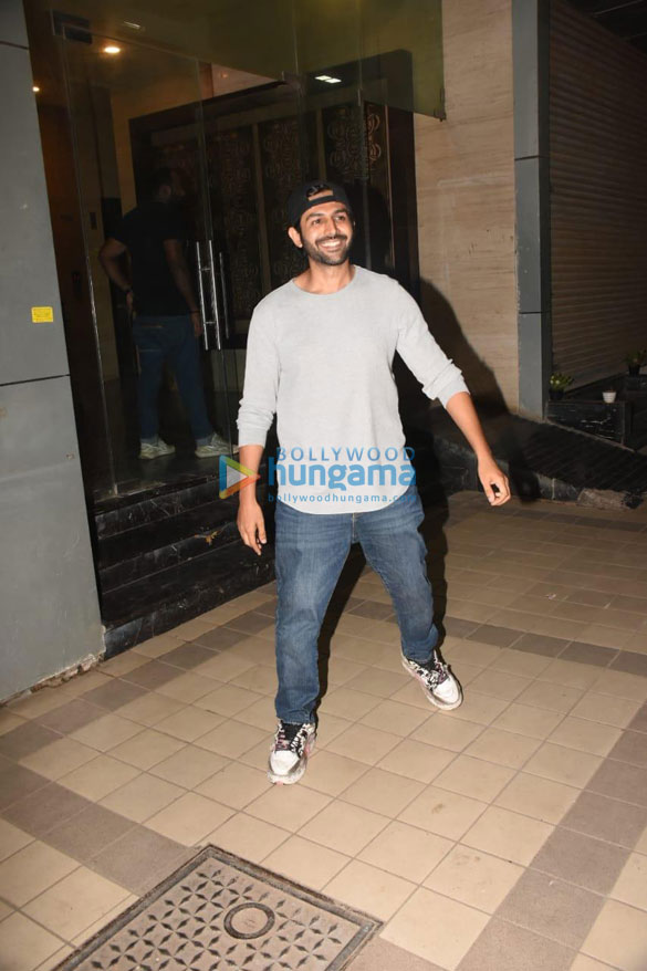 photos kartik aaryan snapped in mumbai 2