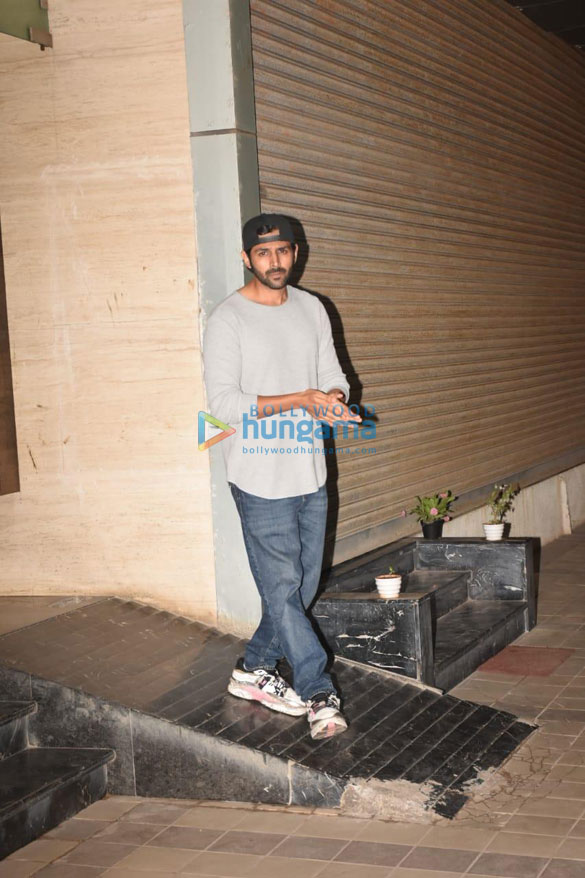 photos kartik aaryan snapped in mumbai 4
