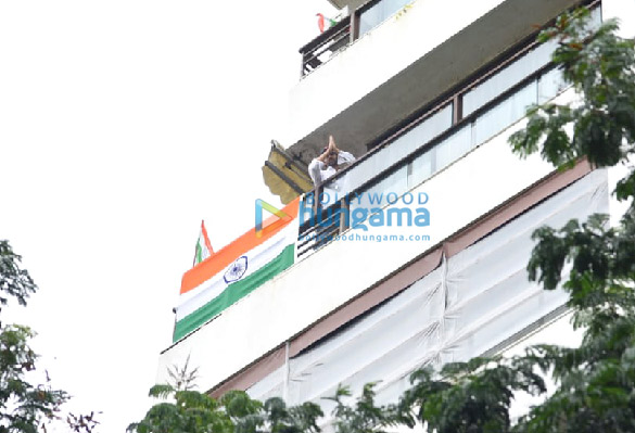 Photos: Kartik Aaryan snapped on his balcony with the Indian tricolour Photos: Kartik Aaryan snapped on his balcony with the Indian tricolour